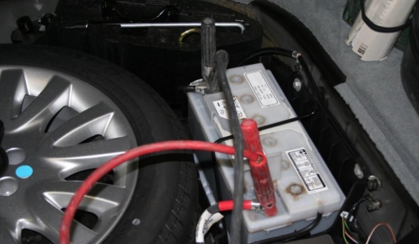 汽车电瓶没电了怎么办 没电了用启动器、拖车、电源逆变器可以启动