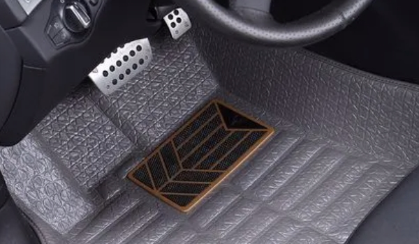 汽车脚垫什么材质的比较好 硬塑材料效果好（不会出现变形）