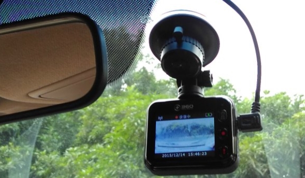 行车记录仪安装在什么位置 后视镜上面安装，挡风玻璃上粘贴