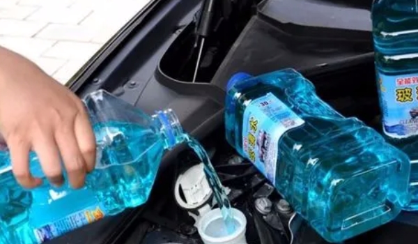 玻璃水需要备用几瓶  需要准备1~2瓶来进行备用使用（缺少及时加入）