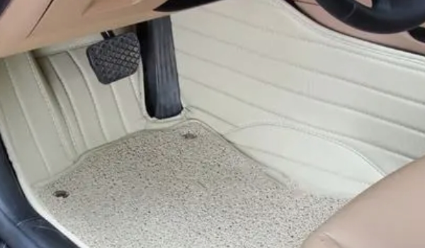 汽车脚垫使用的效果怎么样 使用效果比较不错（车辆的装饰用品）