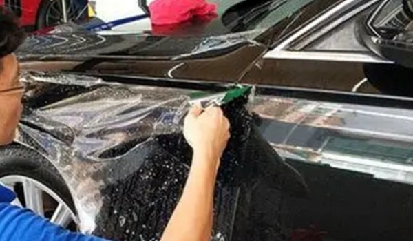 汽车车漆怎么保养 粘贴隐形车衣或定期打蜡（效果都很好）