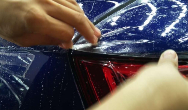 汽车车漆怎么保养 粘贴隐形车衣或定期打蜡（效果都很好）