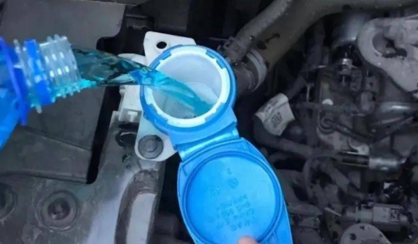 新买的车需要加水吗 不需要进行加水（可以加入玻璃水来使用）
