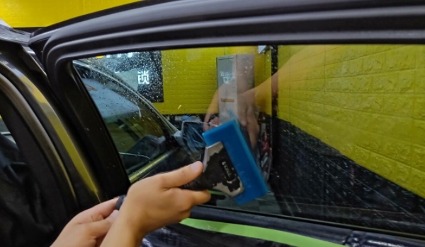 汽车贴膜注意事项 玻璃膜粘贴后5天不能打开车窗（避免玻璃膜脱落）