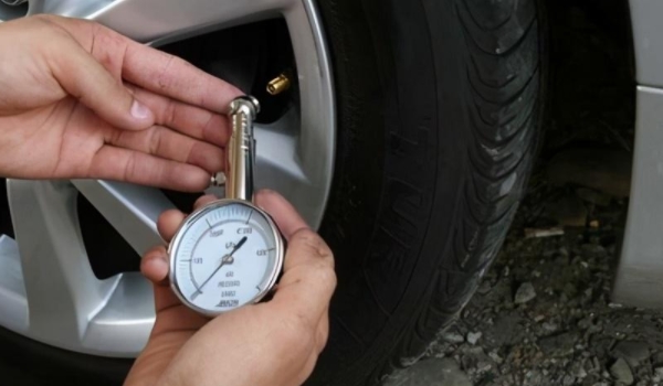 轮胎胎压过高会怎么样 会导致车辆行驶安全性下降（需要降低胎压）