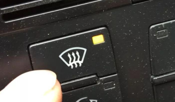 汽车除霜按钮是哪个