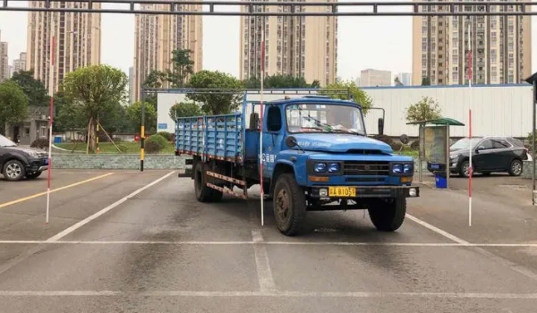 b2驾照可以开什么车 可以驾驶大型货车（可以直接进行考取）