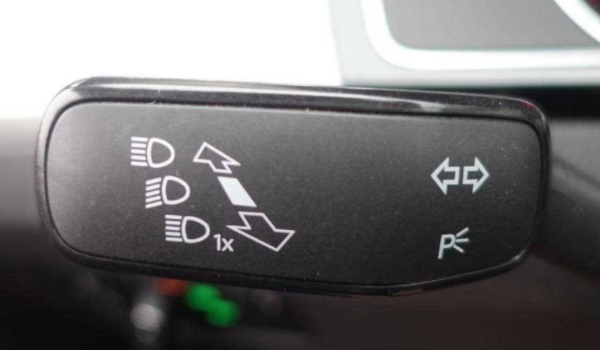 向右变道打什么转向灯 打开车辆右侧转向灯（注意观察后方来车）