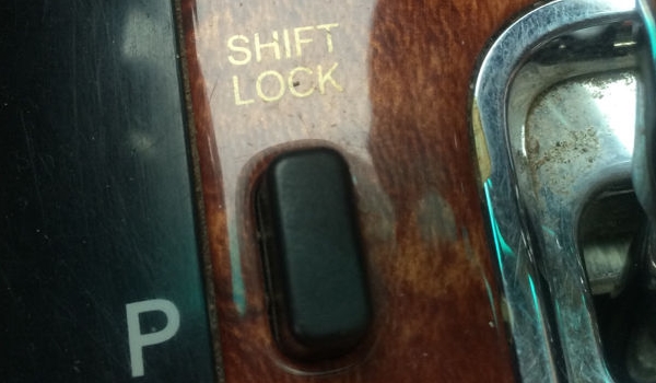 车上的LOCK是什么意思 是机动车辆的档位锁止按键（使用效果很不错）