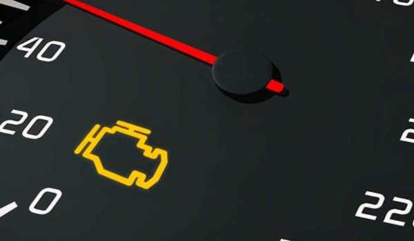 发动机故障灯亮黄灯是什么原因引起的 油品，保养以及操作（仔细排查）