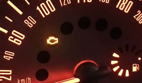 发动机故障灯亮黄灯是什么原因引起的 油品，保养以及操作（仔细排查）