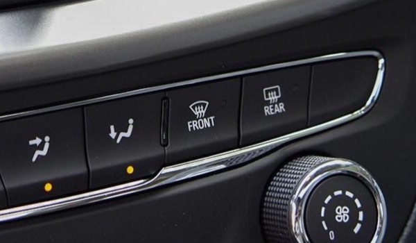REAR汽车按键是什么意思 车辆后风挡除雾按键（充电后可使用）