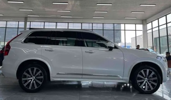 沃尔沃xc90的玻璃水需要加多少 需要加入两升左右（有效清理挡风玻璃）