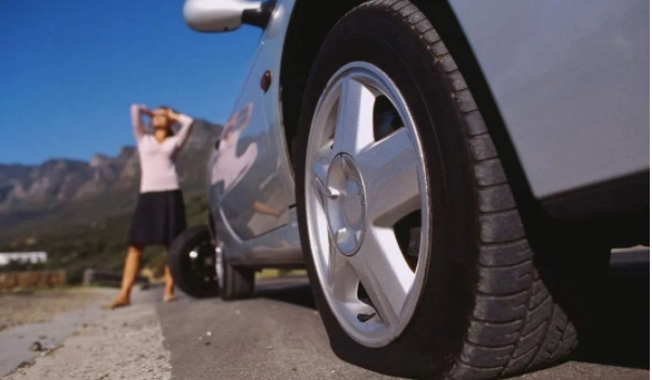 低胎压行驶有什么危害? 燃油消耗量增加，轮胎过度磨损，方向变重（影响学校安全。）