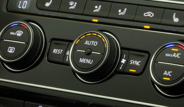 auto空调按钮怎么用 直接按下就能使用（操作非常方便）