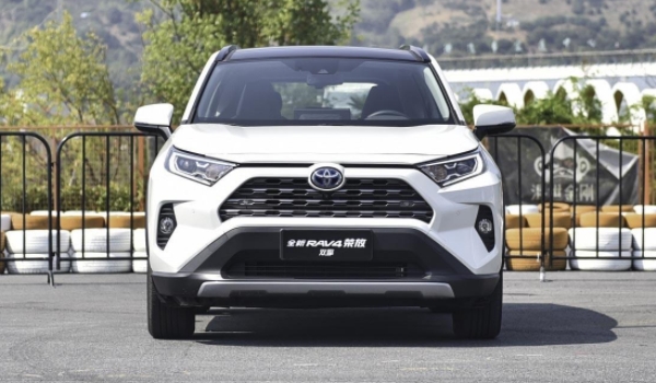 RAV4荣放的油箱盖使用注意事项 注意好打开方式（避免造成损坏）