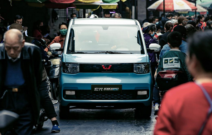 五菱宏光MINI EV预售2.98万起 每公里仅需5分钱